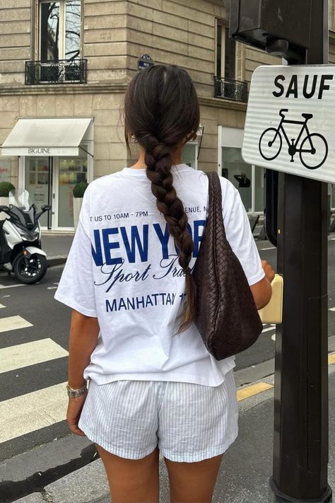 Discover the essence of NYC style with this chic white-on-white ensemble: featuring a stylish graphic tee, paired with pin-striped shorts and accessorized with a trendy brown shoulder bag. Complete the look with braided hair and a sleek silver watch for effortless sophistication. Perfect for the city streets! ✨🗽 #WomensFashion #NYCStyle #WhiteOnWhite #GraphicTee #StreetStyle #FashionInspiration Boxer Short Trend, Dinner Outfit Casual, Look Legging, Latina Outfits, Stile Hijab, Mode Hipster, Mode Zara, Downtown Outfits, Skandinavian Fashion