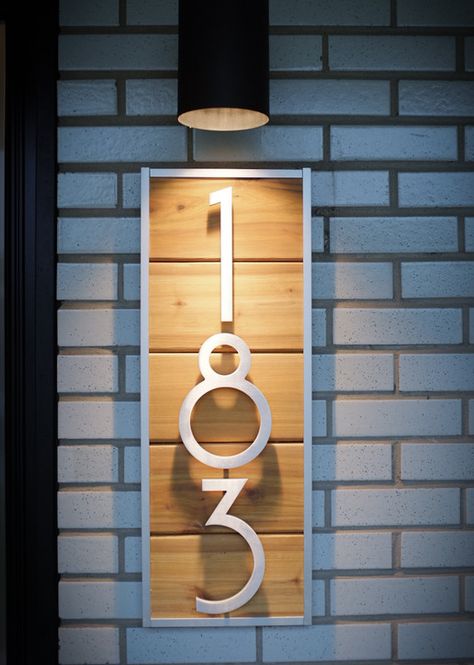 Emplacement du numéro civique à côté de la porte sous le luminaire House Numbers Diy, Koti Diy, Number Ideas, Modern House Number, House Number Plaque, Number Design, Garden Pottery, House Number Sign, Casa Exterior