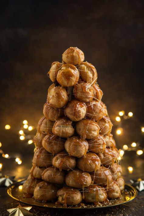 Croquembouche Recipe, Profiterole Tower, Traditional French Desserts, Cake Alternatives, Choux Buns, Traditional French Recipes, Wedding Cake Alternatives, Eat Something, Fairy Cakes