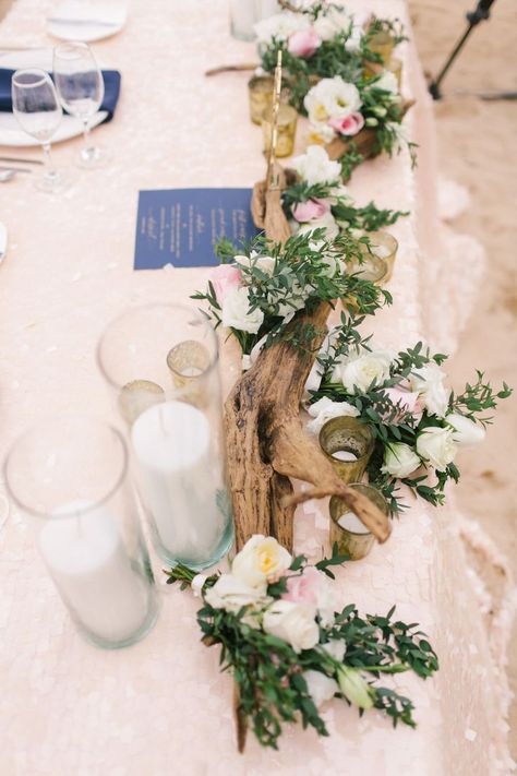 Driftwood Wedding Centerpieces, Driftwood Wedding, Driftwood Centerpiece, Beach Wedding Centerpieces, Ideas Fiesta, Wedding Destinations, Tafel Decor, Beach Wedding Flowers, Beach Wedding Decorations