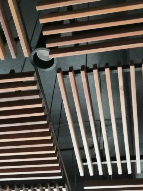 Suspended Wood Ceiling, Floating Ceiling Ideas, Celing Roof Design, Suspended Ceiling Panel, Metal Interior Design, Wood Ceiling Panels, Wood Slat Ceiling, Floating Ceiling, Roof Cladding