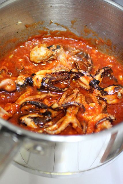 Baby octopus stew  This recipe requires only a handful of ingredients and the basics that everyone should have in their kitchen.  - Baby Oct... Octopus Soup, Octopus Stew, Greek Octopus, Fish Stew Recipes, Octopus Recipes, Squid Recipes, Calamari Recipes, Yummy Seafood, Baby Octopus