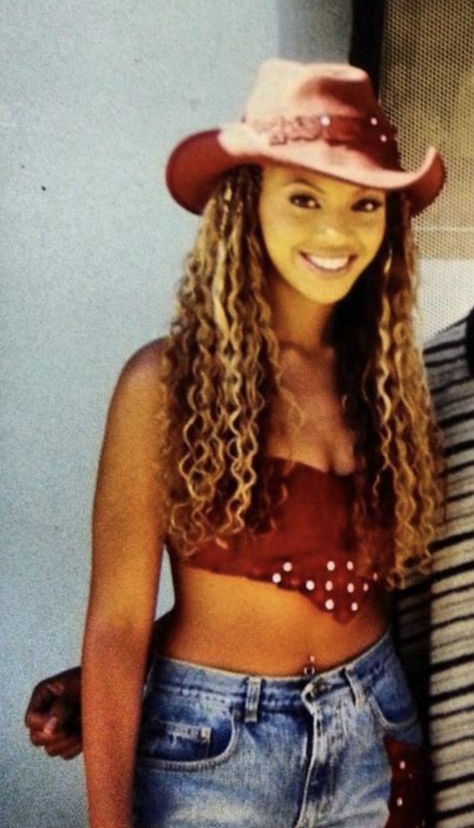 Country Glam Outfit, Plane Hacks, Beyonce 2000's, Country Glam, Cowgirl Vintage, Country Outfit, Beyonce Outfits, Black Cowgirl, Beyonce Style