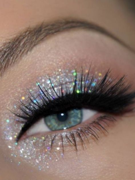 10 maquillajes fríos para verte increíble este otoño/invierno 2021 | Mujer de 10 Glitter Eyeshadow Looks, Evening Eye Makeup, Silver Eye Makeup, Make Up Designs, Eye Makeup Images, Drag Make-up, Prom Eye Makeup, Flot Makeup, Cute Eye Makeup