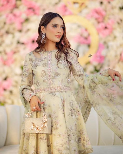 Zainab Faisal, Fatima Faisal, Painted Wedding Dress, Wedding Dresses Images, Kurta Patterns, Latest Dress Design, Fancy Sarees Party Wear, Casual Indian Fashion, Pakistani Fancy Dresses