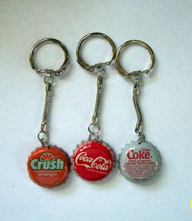 Make your own keychain from bottle caps for Fathers Day ~ Use a cap from his favorite drink :) ~ Wink wink! Make Your Own Keychain, Lon Bia, Beer Bottle Cap Crafts, Diy Bottle Cap Crafts, Bottle Top Crafts, Bottle Cap Projects, Bottle Cap Jewelry, Bottle Cap Earrings, Father's Day Activities