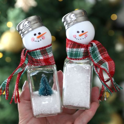 Salt Shaker Snowman Craft Salt Shaker Snowman, Tree Gnomes, Craft For Adults, Easy Christmas Craft, Snowman Craft, Inexpensive Christmas, Neighbor Christmas Gifts, Diy Pinecone, Fun Christmas Crafts