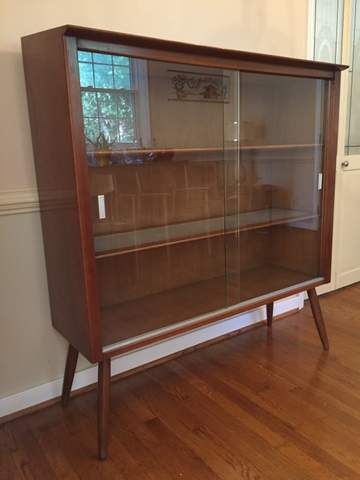 This Mid Century Modern Walnut Display Cabinet from the Profile Collection by Jon Van Koert for Drexel features two frosted glass interior shelves, an interior light, and a provocative … Mid Century Curio Cabinet, Mcm Display Cabinet, Mid Century Display Cabinet, Living Room 60s, Mcm Cabinet, Mid Century Modern China Cabinet, Bar Cupboard, Glass China Cabinet, Interior Lamp