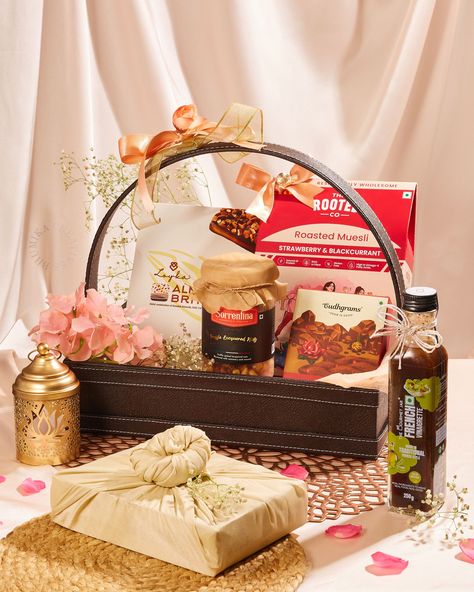 Product Photography of Gift Hamper :: Behance Tea Hamper Ideas, Gift Hamper Photography, Hamper Photography Ideas, Diwali Hamper Photography, Hamper Basket Ideas, Hampers Box Ideas, Diwali Gift Basket Ideas, Giveaway Photoshoot, Hampers Photoshoot