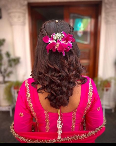 South Indian Wedding Hairstyles For Short Hair, Sister Hairstyles, Simple Hairstyle For Saree, Hairstyle For Saree, South Indian Wedding Hairstyles, Curled Hairstyles For Medium Hair, Hair Style On Saree, Simple Hairstyle, Easy Bun