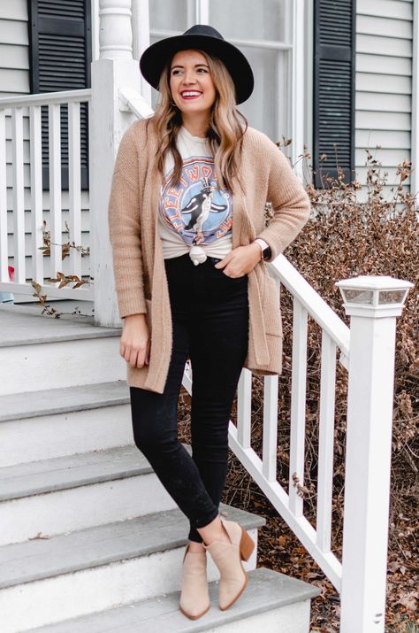 Virginia blogger, Lauren Dix, shares 4 ways to wear graphic tees for winter! Band Shirt Outfits, Tee Outfit Ideas, Super Casual Outfits, Band Tee Outfits, Graphic Tshirt Outfit, Tee Outfits, Graphic Tee Outfit, Fall Attire, Simple Fall Outfits