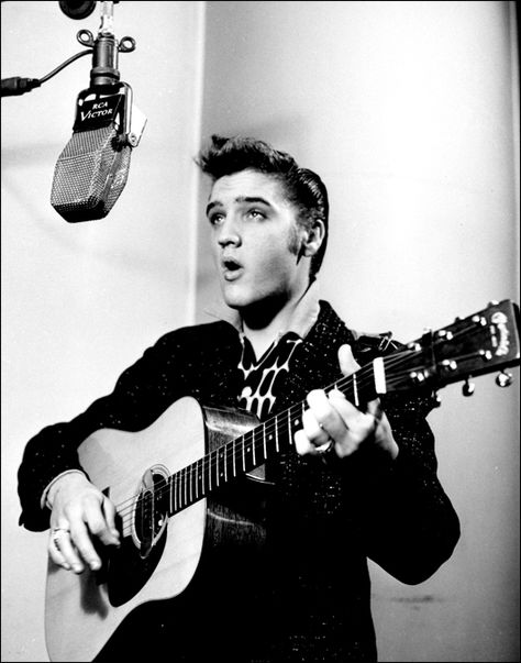 This is one of several publicity shots made of Elvis shortly after he signed to RCA. Chet Atkins, Sun Records, Young Elvis, Elvis Presley Pictures, Elvis Presley Photos, Priscilla Presley, Lisa Marie Presley, Rock N’roll, Old Singers