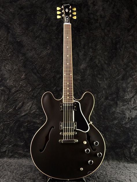 Gibson Es 335 Black, Semi Acoustic Guitar, Pretty Guitars, Gibson Es 335, Music Rooms, Gibson Es, Electric Guitar And Amp, Guitar Photography, Guitar Pics