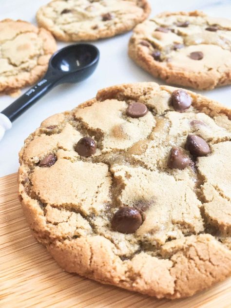 Joanna Gaines Chocolate Chip Cookie Recipe Cinnamon Squares Joanna Gaines, Joanna Gaines Chocolate Chip Cookies, Everyday Cookies, Bakery Chocolate Chip Cookies, Tollhouse Chocolate Chip Cookies, Baking Secrets, Delish Desserts, Gluten Free Chocolate Chip, Biscotti Cookies