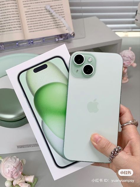 #iphone #iphone15 Iphone 15 Colors, Iphone 15 Green, Iphone 13 Green, Phone Obsession, Photo Iphone Case, Dream Phone, Secret Starbucks Drinks, Creative Iphone Case, Cute Headphones