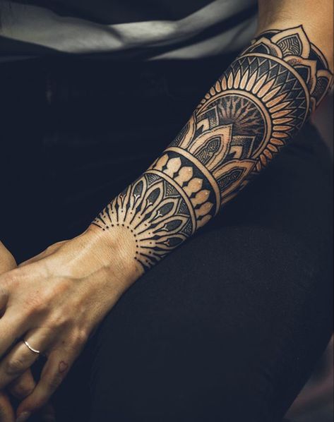 Mandala Tattoo Mann, Geometric Tattoo Hand, Tato Dada, Mandala Hand Tattoos, Geometric Mandala Tattoo, Geometric Sleeve Tattoo, Mandala Tattoos, Forearm Band Tattoos, Sacred Geometry Tattoo