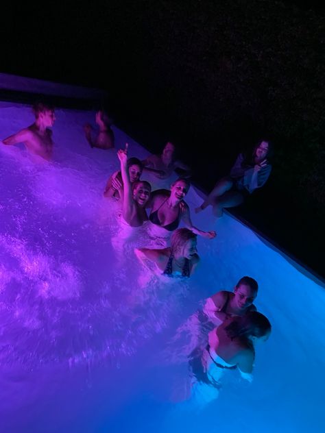 Pool Party Pictures, Sweet 16 Summer, Pool Party Aesthetic, Sweet 16 Pool Parties, Night Pool Party, Pool Birthday, Friend Pictures Poses, Tropical Pool, Night Swimming