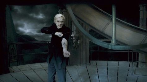 Harry Potter and the Half-Blood Prince - Draco Malfoy (Tom Felton) showing his Dark Mark Dating Draco Malfoy, Harry Potter Half Blood Prince, Harry Potter Toms, Draco Malfoy Imagines, Draco Lucius Malfoy, Malfoy Aesthetic, Harry Potter Wall, Film Trailer, Draco Malfoy Aesthetic