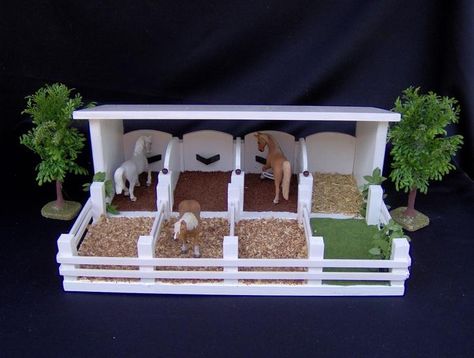 Reitställe für Schleichpferde - CoCu der Kinderpferdeladen Schleich Diy Ideas How To Make, Wooden Toy Barn, Schleich Horses Stable, Schleich Diy, Toy Horse Stable, Kids Barn, Diy Horse Barn, Riding Stables, Horse Shop