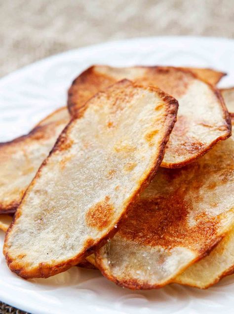 Homemade Potato Chips Recipe, Baked Potato Wedges Recipe, Oven Fried Potatoes, Russet Potato Recipes, Potato Chips Recipe, Parmesan Potato Recipe, Easy Scalloped Potatoes Recipe, Homemade Potato Chips, Fried Potato Chips