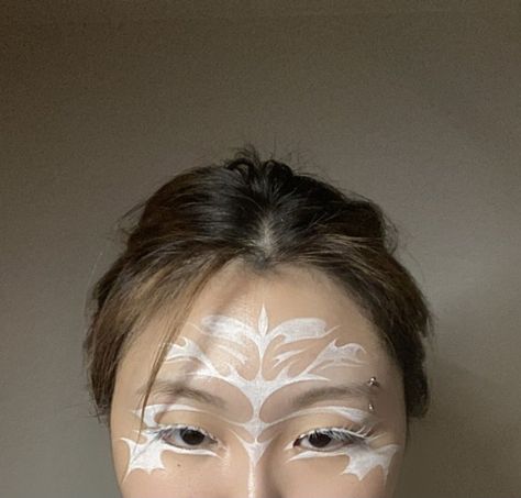 White Eyeliner Face Art, White Face Paint Makeup, White Angel Makeup Aesthetic, White Eyeliner Graphic, White Avant Garde Makeup, White Face Paint, Eyeliner Designs, Artsy Makeup, Casual Makeup