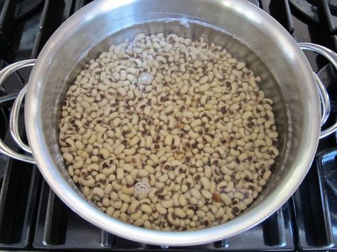 How to Cook and Freeze Dried Black Eyed Peas - Learn how cook dried black eyed peas to prepare them for use in recipes. Includes storage and freezing techniques. Healthy Foods To Make, Freeze Drying, Black Eyed Peas, Freezer Meals, Eye Black, Recipe Cards, Peas, Soups And Stews, Stew