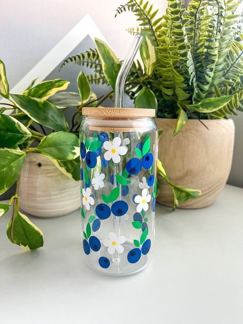 Blueberry Daisy Glass Cup 16 ounce beer can glass - Perfect for any cold/iced drink! Iced Coffee, smoothies, iced tea, cocktails, mocktails and more! Glass cup is designed using premium permanent vinyl ‼️Bamboo lid and clear glass straw are included in the price‼️ Please note: All of my drinkware is handmade with great love and care. There may be slight imperfections and variations from the picture shown because no two pieces are exactly the same and that is the beauty of handmade crafts! Color Ice Coffee Glass Design, Cold Cups Designs Vinyl, Vinyl Cup Ideas, Glass Cup Painting Ideas, Cup Painting Ideas, Cute Glass Cups, Glass Cup Design, Cold Cup Design, Flower Cups