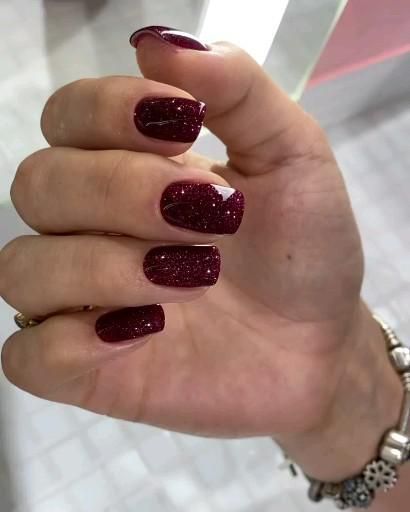 Wine Red Nails With Glitter, Short Gel Nail Designs Glitter, Red Nails And Glitter, New Trendy Nails 2023, Wine Sparkle Nails, Deep Red Nails With Glitter, Trendy Nails Red Short, Nails 2023 Christmas, Wine Nails With Glitter