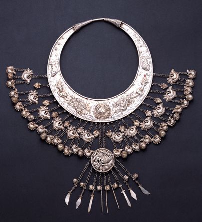 China | Silver necklace from the Miao people Middle East Jewelry, Collar Hippie, Miao Silver, Hmong Clothes, Pretty Jewelry Necklaces, Chinese Jewelry, Ethnic Necklaces, Handcrafted Artisan Jewelry, Silver Work