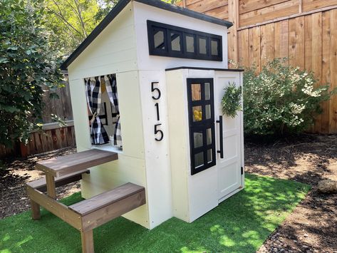 Kidkraft Playhouse Makeover, Cubby Makeover, Backyard Playhouse Ideas, Playhouse Interior, Outside Playhouse, Modern Playhouse, Kids Playhouse Outdoors, Playhouse Ideas, Outdoor Playhouse