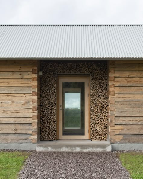 entrance to Swedish countryside log cabin Dynamic Architecture, Timber Cabin, Summer Cabin, Framing Construction, Timber Frame Construction, Timber Walls, Off Grid Cabin, Alvar Aalto, Timber Framing