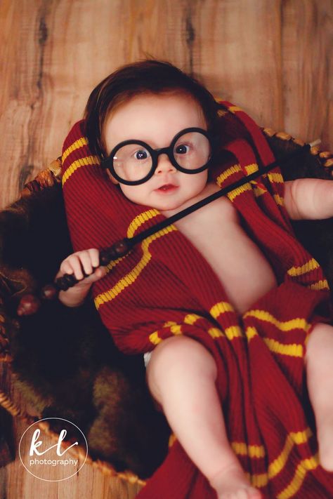 3-Month-Old Baby Has A 'Harry Potter' Photoshoot And It Couldn't Get Any Cuter | Bored Panda Harry Potter Newborn, Baby Harry Potter, Cute Harry Potter, 3 Month Old Baby, Baby Photoshoot Boy, Harry Potter Birthday Party, Harry Potter Baby, Baby Boy Photography, Cool Baby