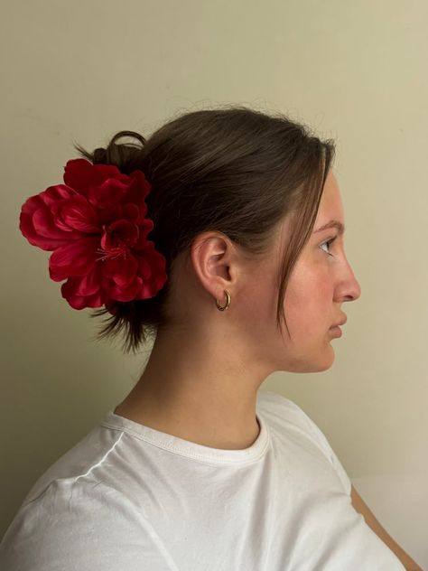 Italian Hair, Rose Hair Clip, Red Hibiscus, Jewellery Art, Hair Up Styles, Rose Hair, Hair Inspo Color, Flower Hair Clips, Stylish Hair