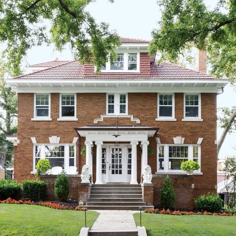 1920s House Exterior, Apartment San Francisco, Colonial Revival Interior, Brick Colonial House, Old Colonial Homes, Colonial Home Interior, Colonial Renovation, Welcoming Kitchen, 1920s Home