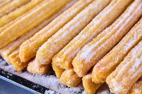 Imagen de bandeja de churros mexicanos r... | Premium Photo #Freepik #photo #postres-saludables #pan-dulce #almuerzo-saludable #desayuno-saludable Chocolate Caliente, Dog Bun, Hot Dog Buns, Premium Photo, Hot Dogs, Bread, Meat