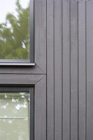 Stående panel utan lockläkt. Exterior Wood Cladding, Cladding Ideas, Wood Siding Exterior, Wood Facade, Cladding Design, External Cladding, Wooden Facade, House Cladding, Window Detail