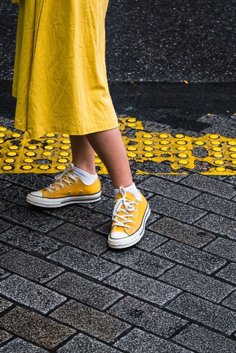 Colorful Japanese street style. Converse 70s Sunflower, Yellow Converse Outfit, Chuck 70 Outfit, Shower Chairs, Yellow Converse, 70 Outfits, Converse Low, Converse Low Tops, Yellow Maxi Dress