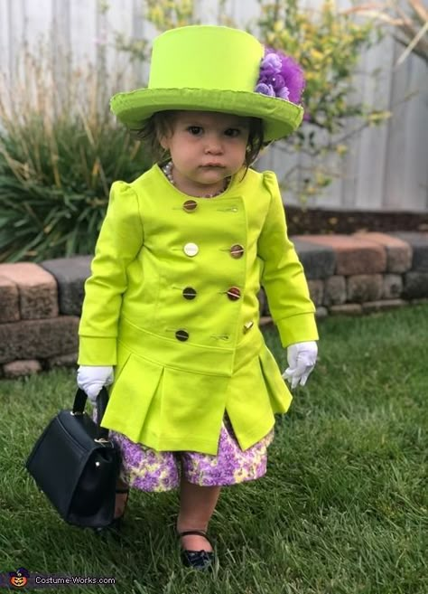 Her Majesty the Queen - 2018 Halloween Costume Contest Funny Kid Costumes, Diy Fantasia, Queen Halloween Costumes, Costume Carnaval, Baby Kostüm, Kids Halloween Costumes, Diy Kostüm, Black Halloween Dress, Queen Costume