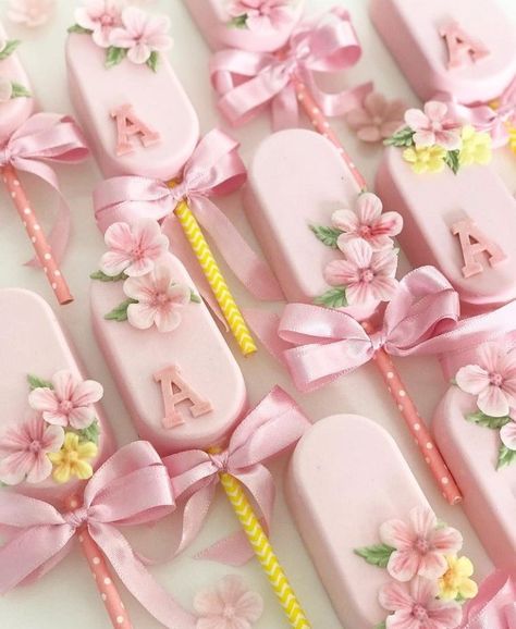 Flower Cakesicles, Elegant Cake Pops, High Tea Wedding, Popsicles Cake, Lollipop Recipe, Pink Snacks, Cake Pop Designs, Cake Pop Decorating, Amazing Food Decoration