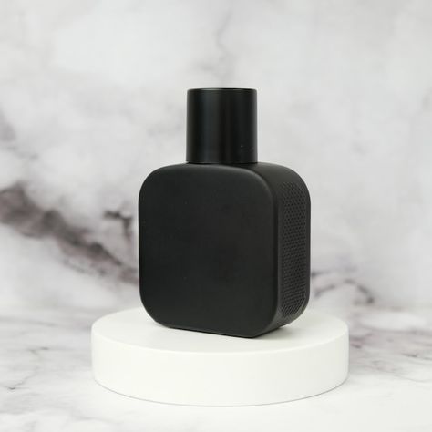 Photo photo luxury perfume bottle black ... | Premium Photo #Freepik #photo #perfume #scent #fragrance #smell Luxury Perfume Bottle Design, Photo Perfume, Black Perfume Bottle, Black Perfume, Perfume Bottle Design, Perfume Packaging, Pack Design, Black Vase, Simple Pictures