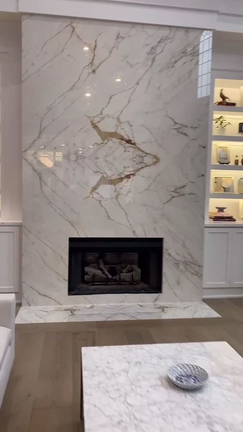 Porcelain Wall Living Room, Quartzite Fireplace Wall, Drywalled Fireplace Ideas, Fireplace Porcelain Tile, Taj Mahal Quartzite Fireplace, Porcelain Fireplace Wall, Porcelain Fireplace Surround, Tiled Fireplace Wall Modern, Porcelain Slab Fireplace