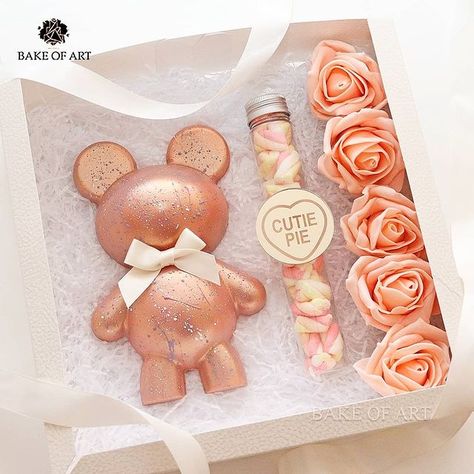 Bake of Art en Instagram: “Rose Gold Cake Bear + Mini Marshmallow filled tube 🐻💕 A large bear filled with a layer of hazelnut praline and chocolate cake. Encased in…” Chocolate Molds Recipe, Breakable Hearts, Popsicles Cake, Cake Bear, Choco Banana, 10 Mayo, Chocolate Covered Strawberries Bouquet, Rose Gold Cake, Chocolate Crafts