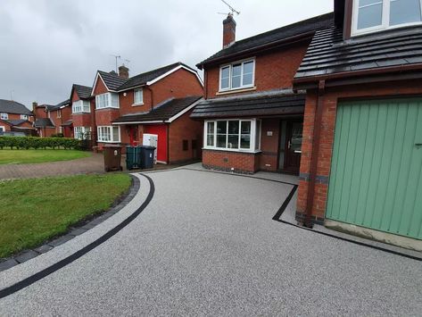 Choosing A Grey Resin Driveway - Colours, Costs & Ideas Grey Driveway Ideas, Resin Driveway Ideas Uk, Driveway Ideas Uk, Resin Driveway Ideas, Driveway Colours, Grey Block Paving, Driveway Border, Paving Edging, Front Driveway