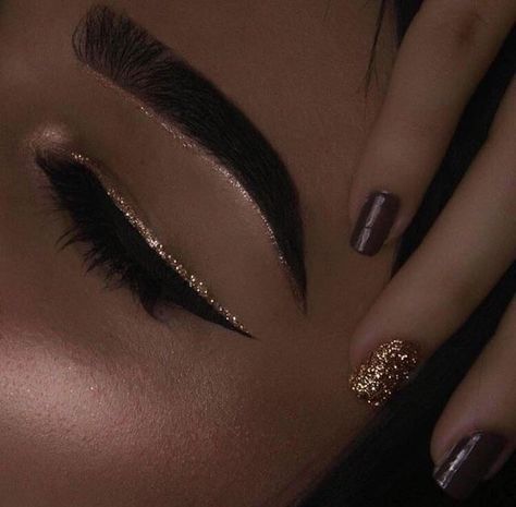 Glitter Brows, Make Up Designs, Gold Eyeliner, Swag Makeup, Eye Makeup Pictures, Smink Inspiration, Glitter Eyeliner, Pinterest Makeup, Eye Makeup Designs