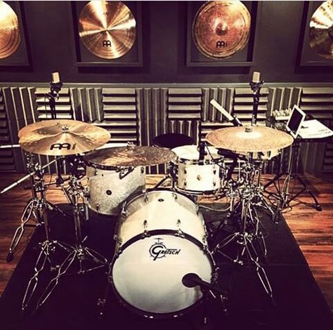 Gretsch drumkit - drums in room with excellent sound panels is a MOST POPULAR RE-PIN. Looks like a professional recording studio, with wall decorations of various cymbals. #DdO:) - https://www.pinterest.com/DianaDeeOsborne/drums-drumming-joy/ - RESEARCH: Friedrich Gretsch came from Mannheim, Germany to found a small shop in Brooklyn, New York in 1883. Died in 1895 during trip to homeland. 15 year old son Fred built this #DRUMS #DYNASTY, incl a mammoth 10 story building within 20 years. Drum Studio Design, Small Drum Room Ideas, Drums In Bedroom, Drum Studio Ideas, Home Studio Music Small, Band Practice Room, Drum Room Ideas, Drum Studio, Studio Music Room