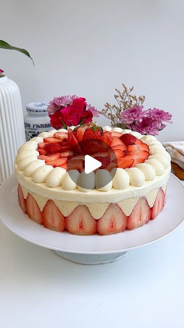 Soohyun Lee on Instagram: "Fraisier (recipe in story highlight)🍓 Layers of strawberry syrup-soaked genoise, vanilla mousseline cream, fresh strawberries & white chocolate whipped cream.  #strawberrycake #vanillacream #genoise #crememousseline #fraisier #foodstyling #homebaking #strawberry #gateau" Fresh Cream Cake Designs, Fraisier Recipe, Strawberry Gateau, Mousseline Cream, Cake With Strawberries, Chocolate Strawberry Cake, Cream Fresh, Chocolate Whipped Cream, Dinner Recipes Chicken