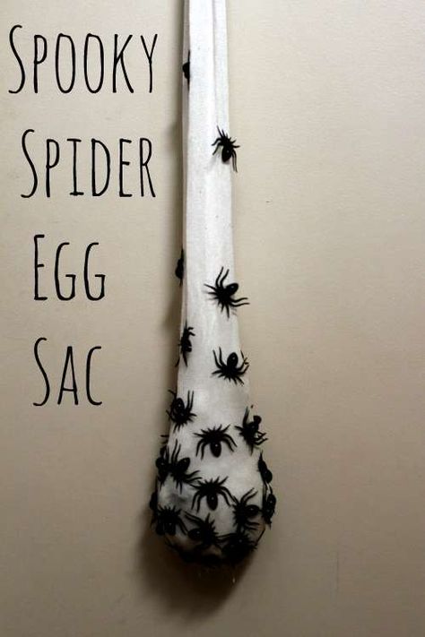 Halloween Spider Egg Sac Spider Egg Sack, Spider Eggs, Cheap Halloween Diy, Spider Theme, Spider Decorations, Spooky Spiders, Spider Crafts, Sac Diy, Fun Halloween Crafts