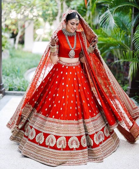 WedMeGood on Instagram: “Love how this bride paired a plain blouse with her heavy lehenga skirt! Notice her dupatta- can you name an actress who wore a similar one?…” Sabyasachi Wedding Lehenga, विवाह की दुल्हन, शादी की तस्वीरें, Lehenga Choli Designs, Designer Bridal Lehenga Choli, Latest Bridal Lehenga, Wedding Lehenga Designs, Indian Bride Outfits, Bridal Lehenga Collection