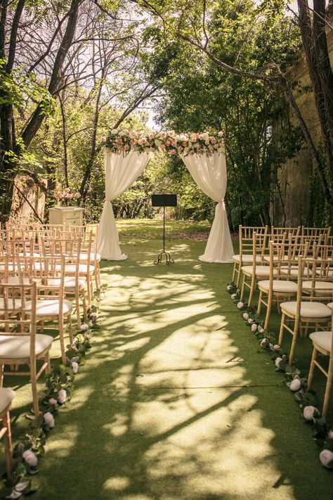 Outdoor Arch Wedding, Civil Wedding Venue Ideas, Wedding Places Outdoor, Simple Outdoor Wedding Ceremony Decor, Super Small Wedding Ideas, Ideas Boda Civil, Arch With Curtains, Outdoor Simple Wedding, Wedding Ceremony On Gravel