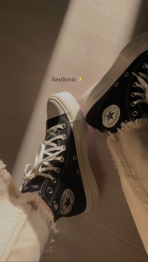 #converse #allstar #flowers #black #pretty #inlove #shoes Black Converse With Flowers, Converse With Flowers, Star Things, Flowers Black, Black Converse, Converse Chuck Taylor High, Chuck Taylors High Top, Converse Chuck Taylor All Star, Converse High